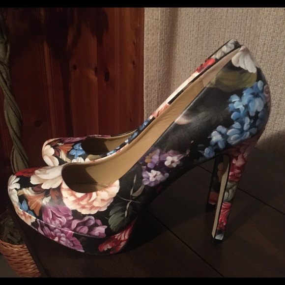 Floral Pumps - Picture 2 of 3